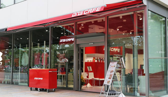 <strong>DOME｜ドーム</strong>　 DNS初の直営店「DNS CAFE中野」　ショップコンセプトの“Performance PIT”にふさわしい外観