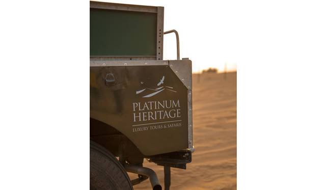 ランドローバーは3色。手前は黄色のランドローバー