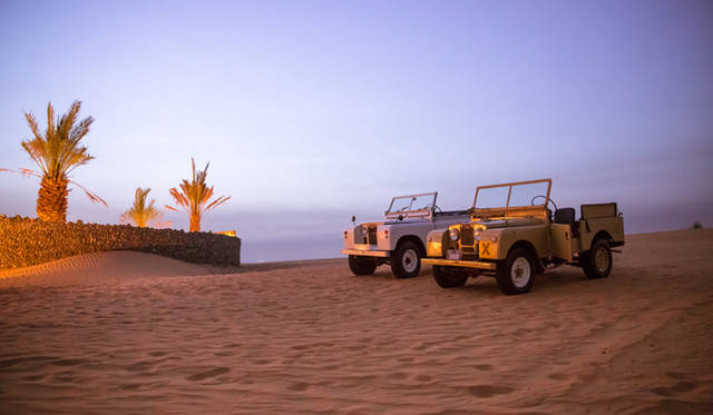 ランドローバーは3色。手前は黄色のランドローバー