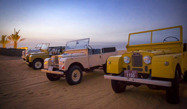 ランドローバーは3色。手前は黄色のランドローバー