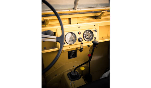 ランドローバーは3色。手前は黄色のランドローバー