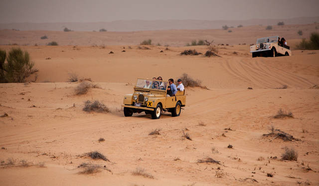 ランドローバーは3色。手前は黄色のランドローバー