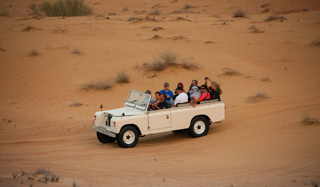 ランドローバーは3色。手前は黄色のランドローバー