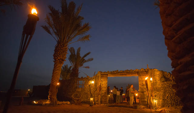 ランドローバーは3色。手前は黄色のランドローバー