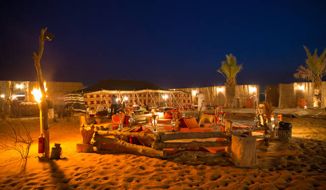 ランドローバーは3色。手前は黄色のランドローバー