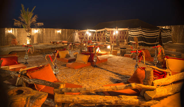 ランドローバーは3色。手前は黄色のランドローバー