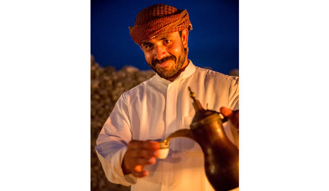 ランドローバーは3色。手前は黄色のランドローバー