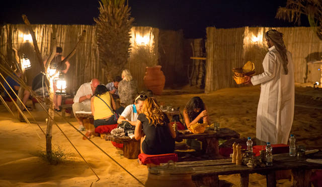 ランドローバーは3色。手前は黄色のランドローバー