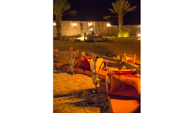 ランドローバーは3色。手前は黄色のランドローバー