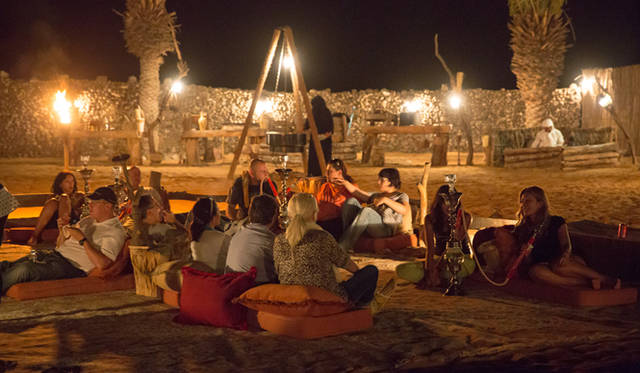 ランドローバーは3色。手前は黄色のランドローバー