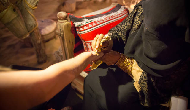 ランドローバーは3色。手前は黄色のランドローバー