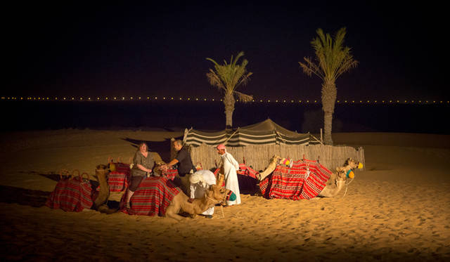 ランドローバーは3色。手前は黄色のランドローバー