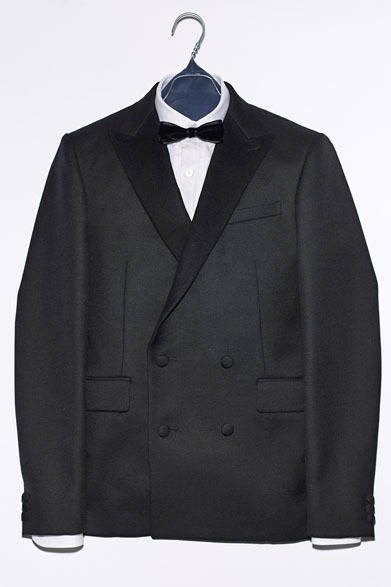 <strong>kolor｜カラー</strong>　「kolor / PERPETUAL（カラー パーペチュアル）」　ウールジャケット（黒）7万7700円、コットンシルクシャツ2万9400円、タイ1万500円