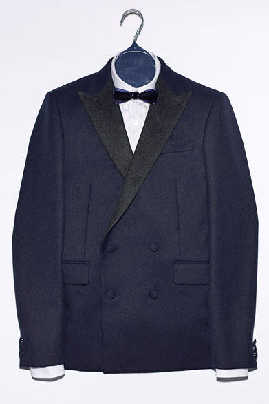 <strong>kolor｜カラー</strong>　「kolor PERPETUAL（カラー パーペチュアル）」　ウールジャケット（ネイビー）7万7700円、コットンシルクシャツ2万9400円、タイ1万500円