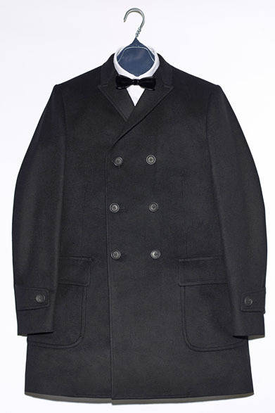 <strong>kolor｜カラー</strong>　「kolor PERPETUAL（カラー パーペチュアル）」　ウールカシミアコート（黒）8万6100円、コットンシルクシャツ2万9400円、タイ1万500円