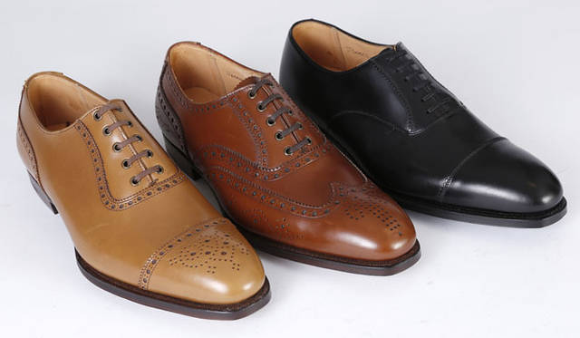 <strong>ISETAN MEN’S｜伊勢丹</strong>　メンズ館誕生10周年記念　靴各7万9800円（クロケット＆ジョーンズ／伊勢丹新宿店メンズ館）