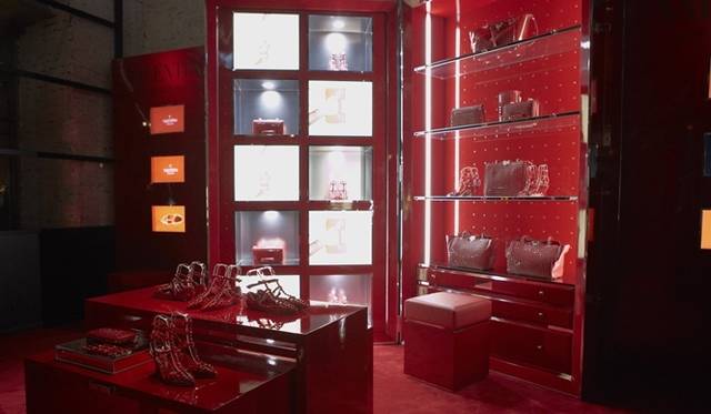 <strong>VALENTINO｜「ロックスタッズ」のポップアップストアが南青山にオープン</strong>　