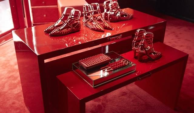 <strong>VALENTINO｜「ロックスタッズ」のポップアップストアが南青山にオープン</strong>　