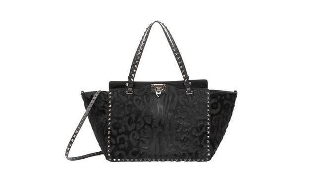 <strong>VALENTINO｜「ロックスタッズ」のポップアップストアが南青山にオープン</strong>　「ノワール」ヘアカーフのレオパード柄のトートバッグ  [H29×W25×D14cm] 40万8450円