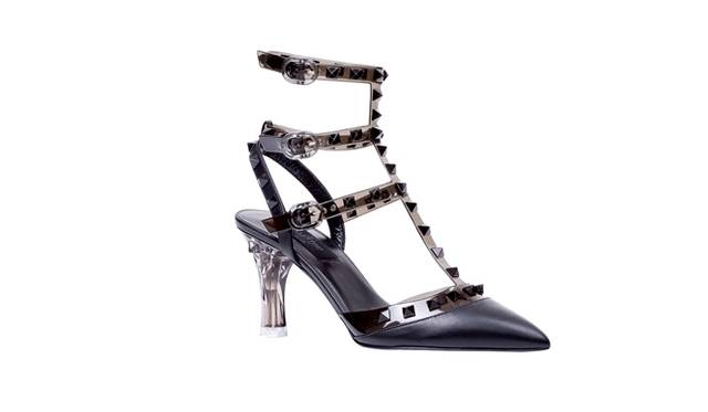 <strong>VALENTINO｜「ロックスタッズ」のポップアップストアが南青山にオープン</strong>　「ノワール」シューズ[ヒール7.5cm] 13万5450円 