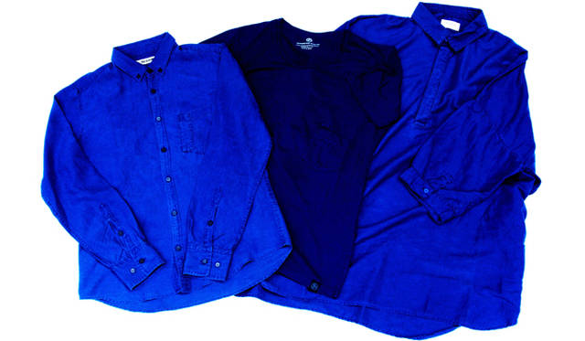 写真左から、コットンシルクOX B.Dシャツ2万5200円、クルーネックTシャツ7875円、レディース・コットンシルクロイヤル OX プルオーバーシャツ2万1000円