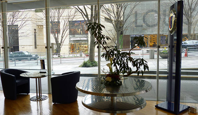 会場となる「六本木スタジオ umu 」は、イベント当日、ドイツの高級家具「ROLF BENZ」のインテリアで空間を演出