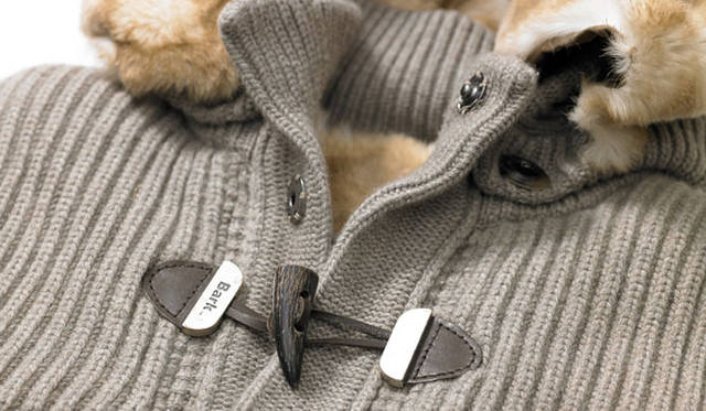 <strong>ESTNATION｜エストネーション</strong>　<strong>六本木ヒルズ店“BARK UNIQUE”POP-UP STORE</strong>　Barkのブランドロゴが印字された真鍮（しんちゅう）パーツと水牛のトグルは、「バーク ユニーク」だけの仕様