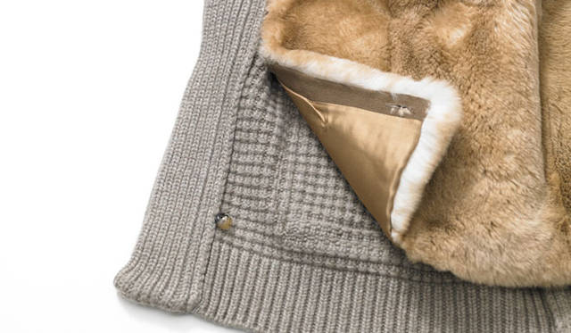 <strong>ESTNATION｜エストネーション</strong>　<strong>六本木ヒルズ店“BARK UNIQUE”POP-UP STORE</strong>　毛なみが美しいラパン（家ウサギ）ファーのライニングはデタッチャブル仕様。フード部分のファーも取り外しが可能 