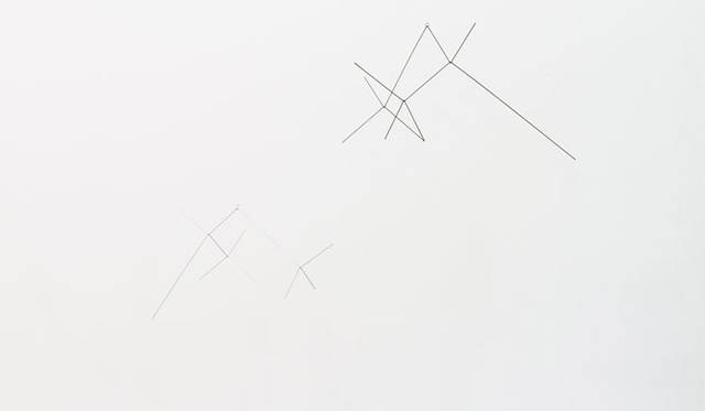 <strong>LIVING MOTIF｜リビング・モティーフ</strong>　 二俣公一 × E&Y 特別展示　マルチプル／モビール「IN THE SKY」（S／W66.5×D65.6×H37cm）1万80円。（L／W100×D98.8×H54cm）1万4490円