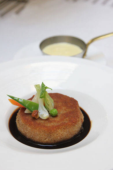 <strong>DOMINIQUE BOUCHET｜ドミニク・ブシェ</strong>　「レストラン ドミニク・ブシェ」<br>Pied de cochon en galette à la chapelure de brioche  jus de veau au porto Purée de pomme de terre<br>ピエ・ド・コションのガレット仕立て　ポルト風味のジュ・ド・ヴォ　ジャガイモのピュレを添えて