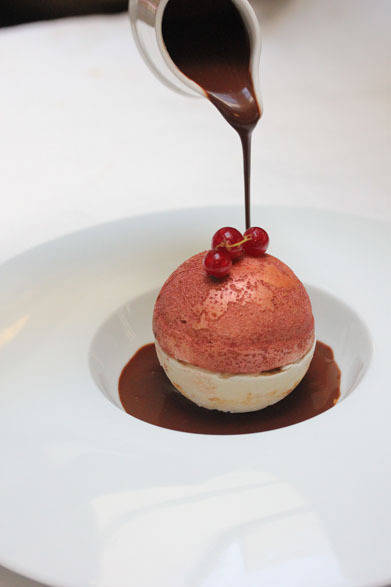 <strong>DOMINIQUE BOUCHET｜ドミニク・ブシェ</strong>　「レストラン ドミニク・ブシェ」<br>Sphère de meringue glace yaourt - chocolat chaud<br>円球のメレンゲで包んだヨーグルトのアイスクリーム　熱々のチョコレート