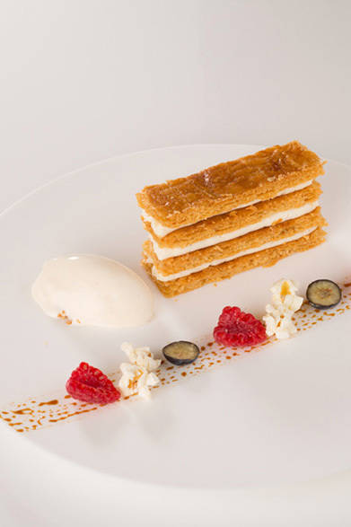 <strong>DOMINIQUE BOUCHET｜ドミニク・ブシェ</strong>　「レストラン ドミニク・ブシェ」<br>Mille feuille a la vanille Bourbon<br>ブルボン産バニラの香りのミルフィーユ