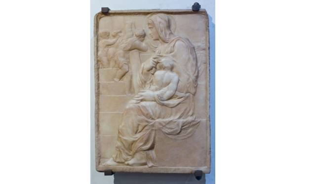 <strong>ART｜国立西洋美術館で『ミケランジェロ展―天才の軌跡』</strong>　ミケランジェロ・ブオナローティ≪階段の聖母≫1490年頃、大理石　フィレンツェ、カーサ・ブオナローティ所蔵 © Associazione Culturale Metamorfosi and Fondazione Casa Buonarroti 