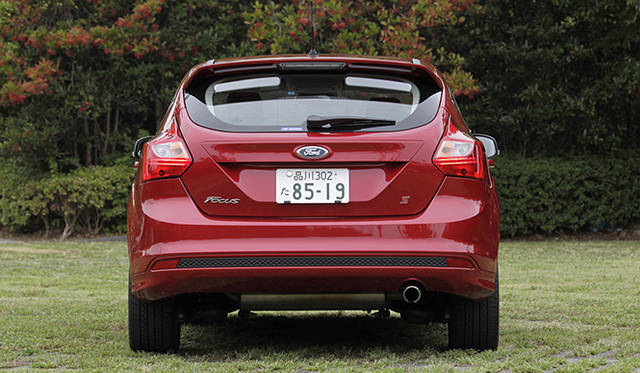 トレッドは前が1,555mm 、後ろが1,545mm