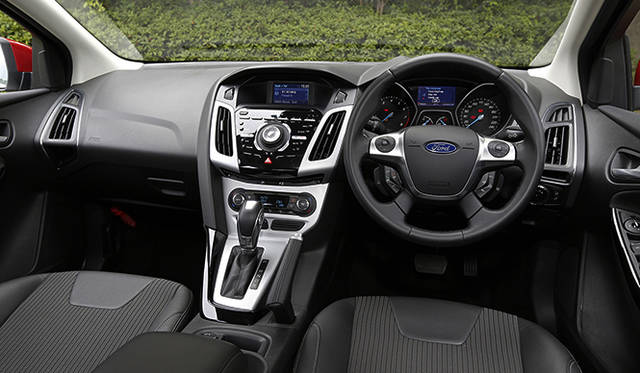 まるで航空機のコクピットのようなフォーカスのインテリア。直感的に理解できるよう設計され、必要な操作系はすべて指先と視界の中に収められている