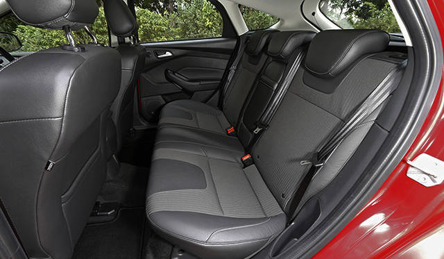後席には大人3人が十分に座れるスペースを確保した新型フォーカス