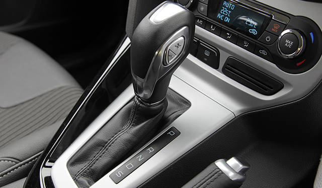 6段オートマティック（デュアルクラッチ）を採用する新型フォーカス。左側の「＋（プラス）」と「－（マイナス）」のボタンでマニュアルの操作も可能だ