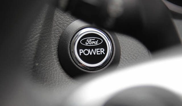 ステアリング左側の奥に設置されるエンジンのスタートボタン