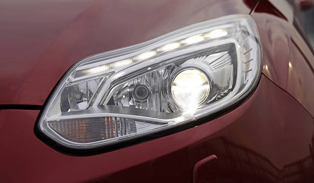 フロントマスクにシャープな印象を与えるバイキセノン・ヘッドライトにはLEDが組み込まれ、鋭い眼光を放つ