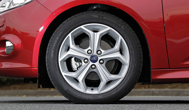 前後輪ともに、215/50R17のタイヤを履く