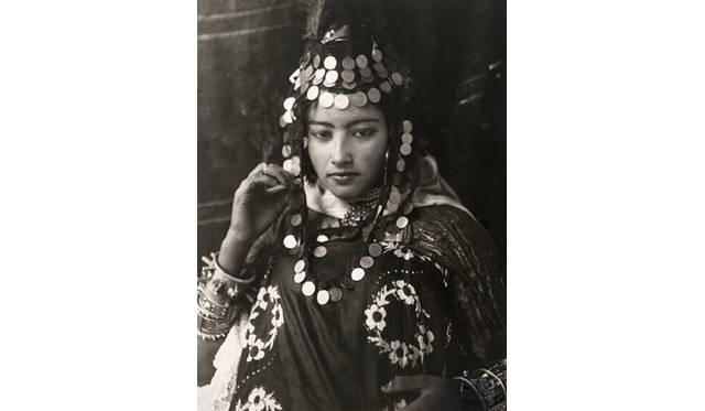 ベリーダンスの元となったといわれるダンスを見せる、華やかな衣装のウル・ナイルの踊り子　LEHNERT & LANDROCK/ National Geographic Creative