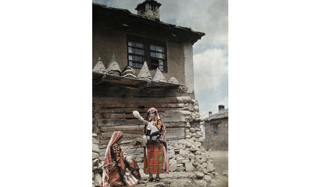 羊毛をつむぐ農家の女性たち。“ポマク”と呼ばれるブルガリアに住むイスラム教徒。背後の尖ったものはミツバチの巣箱だという　WILHELM TOBIEN/ National Geographic Creative