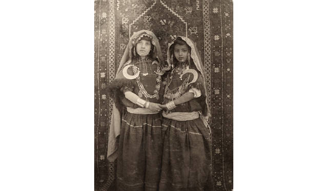 手の込んだ衣装に身を包んだ少女たち。友人同士の2人は、どちらも親が高い地位におり、人前に姿を現すことは珍しい　FRANK EDWARD JOHNSON/ National Geographic Creative