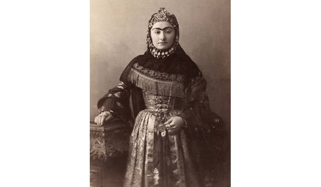 優美な伝統衣装に身をつつんだ南ダゲスタンの女性。惜しみなく宝石で飾り、頭には黄金の飾り、両手の指には指をはめ、眉をくっきりと描いている　GEORGE KENNAN/ National Geographic Creative