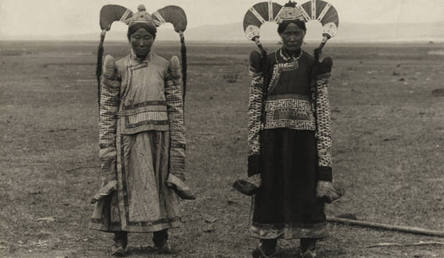 富裕な家の人間であることを象徴する、銀の装飾品で髪を飾った、モンゴルの女性　HORACE BRODZKY/ National Geographic Creative