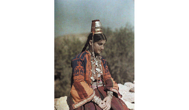 ベツレヘム伝統の被り物と衣装。既婚女性はこれにベールを被る　GERVAIS COURTELLEMONT/ National Geographic Creative