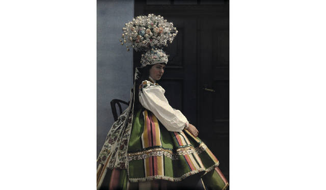 伝統の豪華な婚礼衣裳をまとった花嫁　HANS HILDENBRAND/ National Geographic Creative