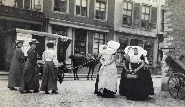 伝統的な服装とモダンな格好のグループが、同時に街を行き交う　EMIL P. ALBRECHT/ National Geographic Creative