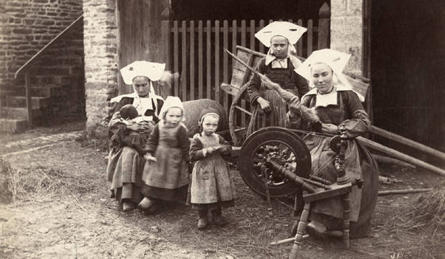 紡ぎ車を回して糸を紡ぐ女性たち　NO CREDIT GIVEN/ National Geographic Creative