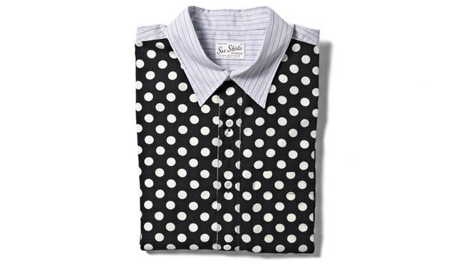 <strong>valveat 81｜ヴァルヴィート エイティーワン</strong>　「valveat 81」3周年コラボレーションアイテム　<strong>soe shirts×valveat 81</strong>　soe shirtsとの限定コラボレーションは、特徴のあるsoe shirtsオリジナルテキスタイルを組み合わせたレギュラーカラーシャツ。切り替えではなく、前身頃パーツをたたきつけることで、より立体的な表情を演出している。柔らかな風合いを出すために、襟とカフスには伝統的なフラシ芯を使用し、袖付けは環縫いミシンによるダブルス。シャツ2万9400円